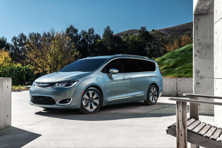  Chrysler Pacifica Hybrid Limited (RU) 2016 года  (фото 4 из 40)